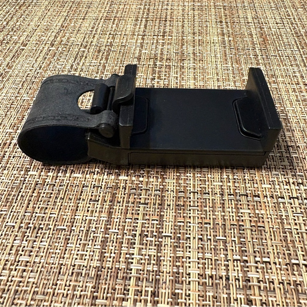 Black Steering Wheel Phone Holder - Picture 6 of 8